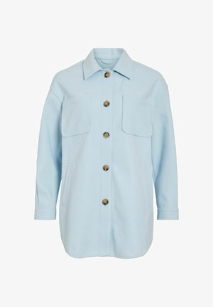 Světlomodrá košile s dlouhým rukávem a knoflíky, s dvěma náprsními nášivkovými kapsami a postranními kapsami s rozparky, s hnědými knoflíky a špičatým límečkem.