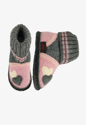 Strickwollschühchen in Grau und Pink mit Herzmotiven, ausgestattet mit einer weichen Textur, runder Form und einem schwarzen Logotag.