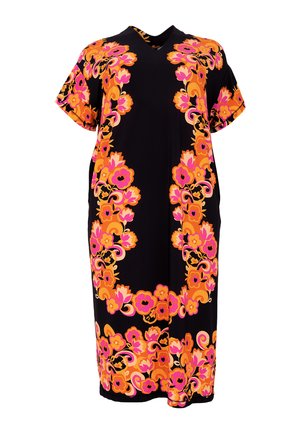 Robe noire à fleurs avec un motif vibrant d'orange et de fleurs roses, manches courtes et décolleté en V. Fabriquée en tissu léger.