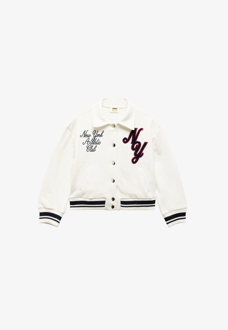 Witte button-up varsityjack met zwart-witte gestreepte manchetten en onderkant, geborduurd "New York Athletic Club" en grote "NY" letters aan de voorkant.