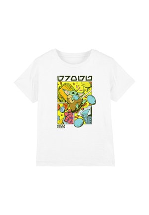 Weißes T-Shirt mit farbigem Comic-Stil Baby Yoda, der eine blaue Tasse hält, umgeben von verschiedenen Lebensmitteln und Star Wars-Logo unten.