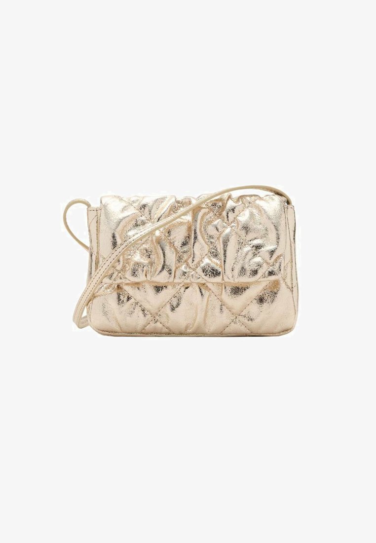 Borsa a tracolla in metallo dorato trapuntato con una sottile tracolla removibile, texture liscia e forma arrotondata. Presenta un motivo di cuciture diagonali.