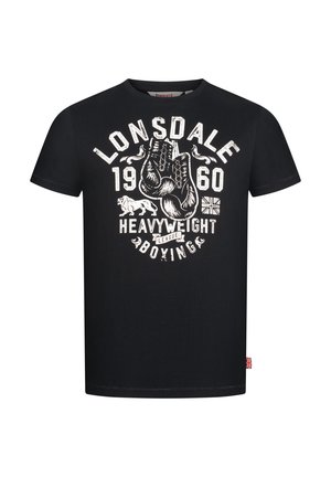 Melnas kokvilnas t-krekls ar apaļu apkakli. Iezīmēts ar baltu grafisku attēlu, kurā attēlotas boksa cimdi, uzraksti un dekoratīvi elementi. Īsas piedurknes.