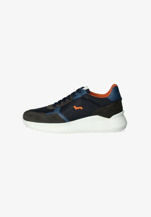 Sneakers con una miscela di mesh e camoscio in blu scuro e marrone, con un logo in arancione, suola bianca e un design snello.
