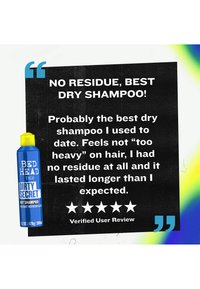 Flesje Blue Bed Head Dirty Secret droogshampoo naast een vijfsterrenbeoordeling van een geverifieerde gebruiker die lof uitspreekt over geen residu en langdurig effect.
