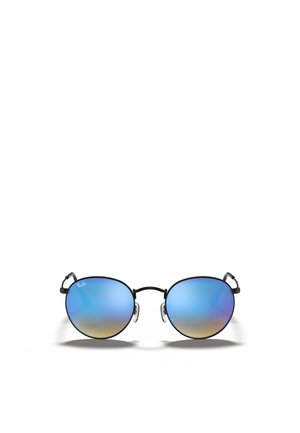 Occhiali da sole in stile black metal con lenti ovali e tonalità blu sfumate. Cuscinetti nasali trasparenti attaccati a bracci sottili, design semplice.
