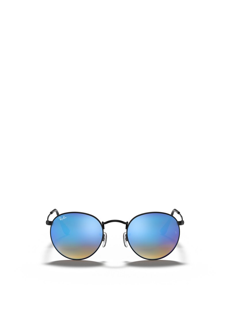 Occhiali da sole in stile black metal con lenti ovali e tonalità blu sfumate. Cuscinetti nasali trasparenti attaccati a bracci sottili, design semplice.