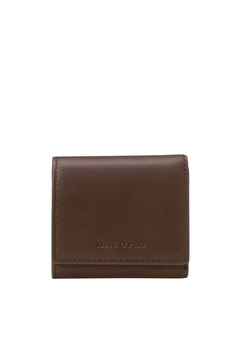 Portafoglio in pelle marrone con texture liscia, design a doppia piega e marchio goffrato sul davanti. Compatto e dalle linee pulite.