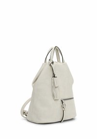 Pehmeä harmaa nahkainen reppu, jossa on kaksi yläkahvaa, etutasku vetoketjulla ja koristeellinen tupsu, joka roikkuu yhdestä kahvasta.