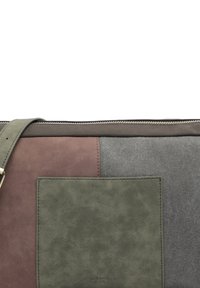 Borsa a tracolla multicolore in una combinazione di materiali testurizzati verde, marrone e grigio, con chiusura zip e tasca frontale.