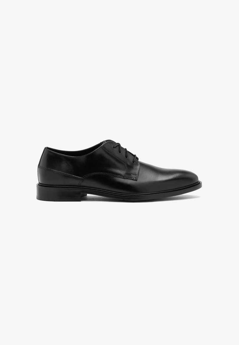 Chaussure habillée en cuir noir avec une finition lisse, un bout rond, un laçage et un talon bas carré. Présente des lignes simples et minimalistes.