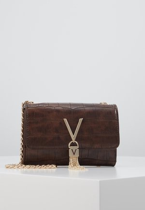 Brun väska i läder med krokodilmönster, med guldfärgad kedjerem, guldfärgad låsdetalj och dekorativ tofs.