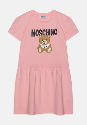 Rosa bomulds kjole med korte ærmer, prydet med et bjørne grafik og teksten "MOSCHINO" i sort. Udringet nederdel med en gathered talje.