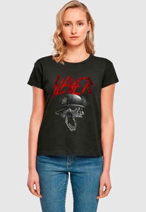 Melns īsām piedurknēm T-krekls ar grafiku, kurā ir kaulu apvalks, kas nēsā ķiveri, un sarkans vārds "SLAYER" virs tā. Mīksta auduma, atbrīvota piegrieztne.