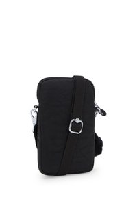 Lille sort crossbody taske med justerbar rem og sølvfarvede detaljer, sat op mod en hvid baggrund.