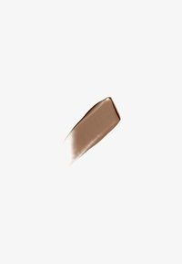 Romige beige cosmetische swatch met een gladde textuur, die een lichte glans heeft. De vorm is onregelmatig en plat, en vervaagt naar een lichtere tint.