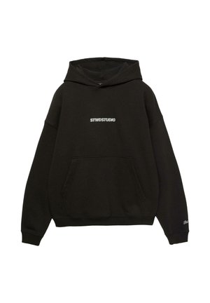 Fekete kapucnis pulóver elöl zsebbel, a mellkas közepén fehér "STWDSTUDIO" felirattal, a bal ujj mandzsettáján kis logóval.
