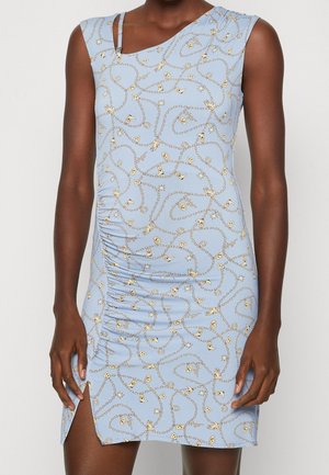 Bezruké světle modré šaty s potiskem zlatých řetízků a přívěsků, asymetrickým výstřihem, rýžováním na jedné straně a předním rozparkem na stehně.