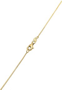 Collier en or avec fermoir, sur un fond blanc uni. La chaîne a un design lisse et épuré.