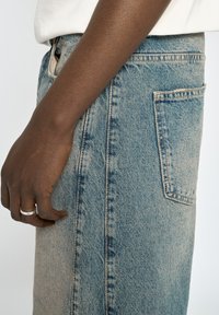 EIGHTYFIVE BAGGY - Shorts vaqueros - used sand