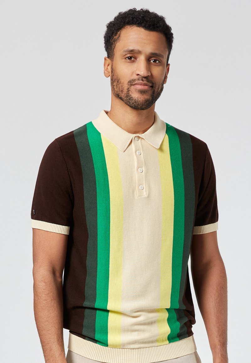 Camiseta de polo de punto con rayas horizontales en tonos de marrón, verde y amarillo. Con cuello, cierre de botones y puños acanalados.