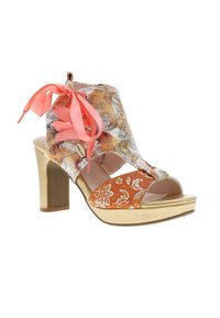 Sandale à talons hauts ouvertes à l'avant en tissu orange à motif floral. Présente des lacets en satin rose, un talon en bloc doré et une semelle texturée.