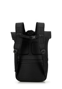 Mochila negra con correas acolchadas ajustables, material texturizado, múltiples compartimentos y un bolsillo frontal con cremallera.