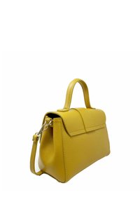 Gul läderhandväska med en strukturerad design, topphandtag, justerbar axelrem och fälllockstängning. Texturerad yta med släta accenter.