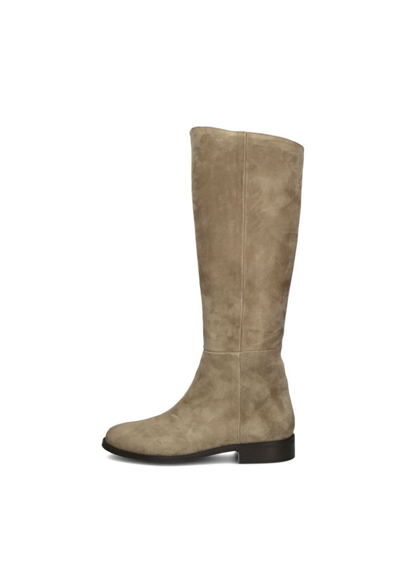 Kniehoge laarzen van beige suède met een stevige textuur en een ronde neus. Stevige zwarte zool met minimale accenten voor een strakke uitstraling.