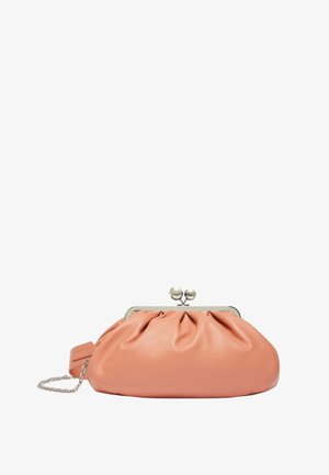 Clutch in pelle pesca con design arricciato, chiusura in tono argento con due palline decorative e tracolla a catena removibile.