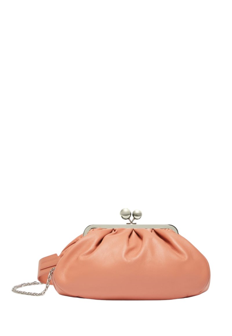 Clutch in pelle pesca con design arricciato, chiusura in tono argento con due palline decorative e tracolla a catena removibile.