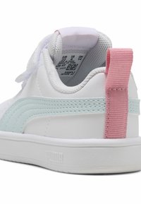 Valkoiset tennarit, joissa on vaaleansininen raita, vaaleanpunainen kantanauha, tekstuurinen materiaali, pehmustettu kaulus ja litteä kumipohja. Sisältää etiketin sisäpuolella.