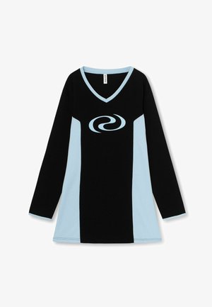 Juodas ir šviesiai mėlynas ilgomis rankovėmis suknelė. Su V formos iškirpte ir sukimosi logotipu centre. Minkšta medžiaga, laisvas kirpimas ir kontrastingi akcentai.