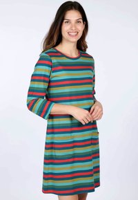 Gestreiftes Kleid mit 3/4-Ärmeln; mit grünen, blauen, roten und senfgelben Streifen; mit einem Rundhalsausschnitt und zwei Fronttaschen gestaltet.