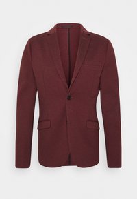 Bordowa marynarka wykonana z teksturowanej tkaniny, wyposażona w pojedyncze zapięcie na guzik, klapy z wycięciem oraz dwie przednie kieszenie, zapewniająca dopasowany wygląd.