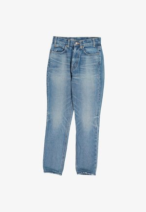 Pantalones vaqueros de mezclilla azul claro con cintura alta, diseño de cinco bolsillos, cierre de botón y cremallera, y detalles desgastados en los muslos y las rodillas.