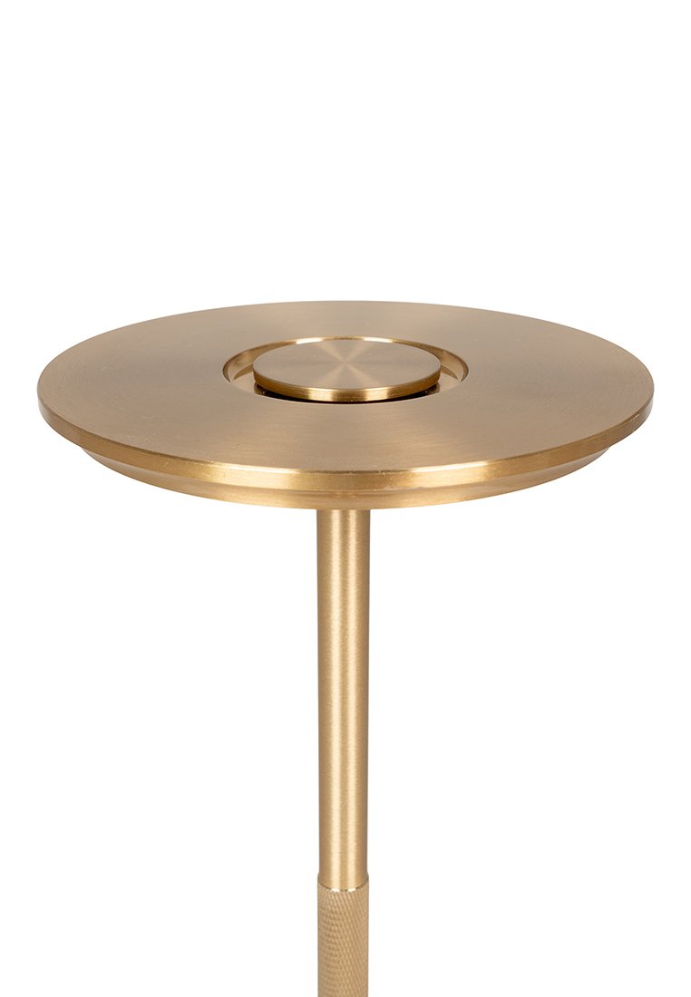 Goldfarbene Tischlampe mit einem runden, flachen Schirm und einem zentralen kreisförmigen Akzent. Verfügt über einen schlanken, strukturierten Fuß für Stabilität.