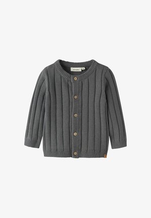 Grau gestrickte Kinderstrickjacke mit vertikalem Rippmuster und fünf beigen Knöpfen vorne, langen Ärmeln und rundem Halsausschnitt.