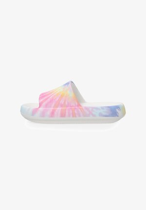 Slide sandal med et tie-dye mønster i pastel nuancer af pink, blå og gul, med en glat hvid sål og åbent design.