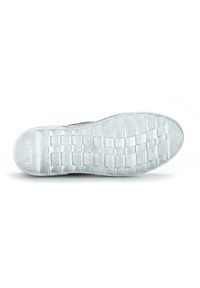 Schoenenzoool van een gestructureerd grijs rubbermateriaal met een rasterpatroon en verhoogde secties voor grip en duurzaamheid.