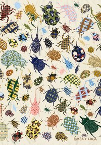 Tkanina wzorzysta z różnymi wzorami owadów w wielu kolorach, w tym czerwonym, zielonym, niebieskim i żółtym, na kremowym tle.