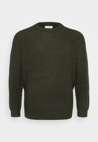 Mörkgrön stickad tröja med rund hals, långa ärmar och ribbade muddar, visad på en neutral bakgrund.