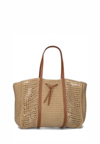 Tan geweven stro tote bag met bruine leren banden en een geknoopte accent, met een open, luchtig ontwerp en een ruime binnenkant.