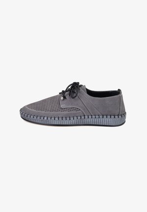 Graue Wildlederschuhe mit gestanztem Design, schwarzem Schnürverschluss und kontrastierender Gummisohle mit strukturiertem Randdetail.