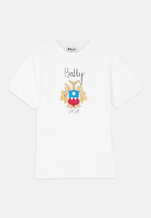 T-shirt en coton blanc avec un motif graphique coloré et des accents jaunes, un cercle bleu et des triangles rouges. "Bally" est imprimé en noir au-dessus du blason.