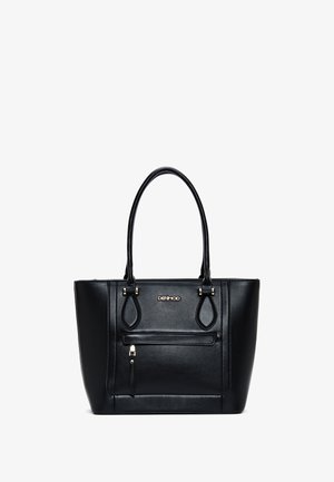 Borsa tote in pelle nera con doppi manici, una tasca anteriore con zip e dettagli in metallo dorato. Presenta un design strutturato e una superficie liscia.