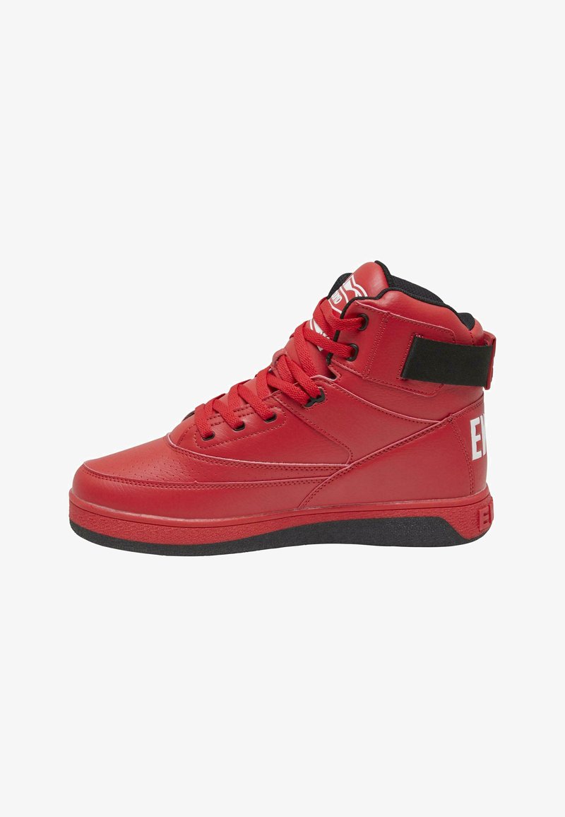 Rød høj-top sneakers lavet af syntetisk læder med perforeret tå, flade snørebånd og en Velcro-rem. Har en sort sål og logodetalje.