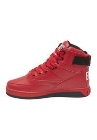 Rote High-Top-Sneaker aus glattem Leder mit strukturiertem Profil, schwarzen Akzenten und einem Klettverschluss am Knöchel.