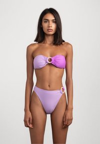 Bikini set in lichtpaars en lila, met een gedraaide bandeau-top met een ronde accenten en een hoge taille broekje met een bijpassend detail.