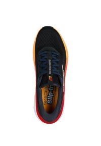 Scarpa da corsa nera con tomaia in mesh, lacci blu, suola arancione e dettagli rossi. Presenta una soletta ammortizzata con logo sulla linguetta.